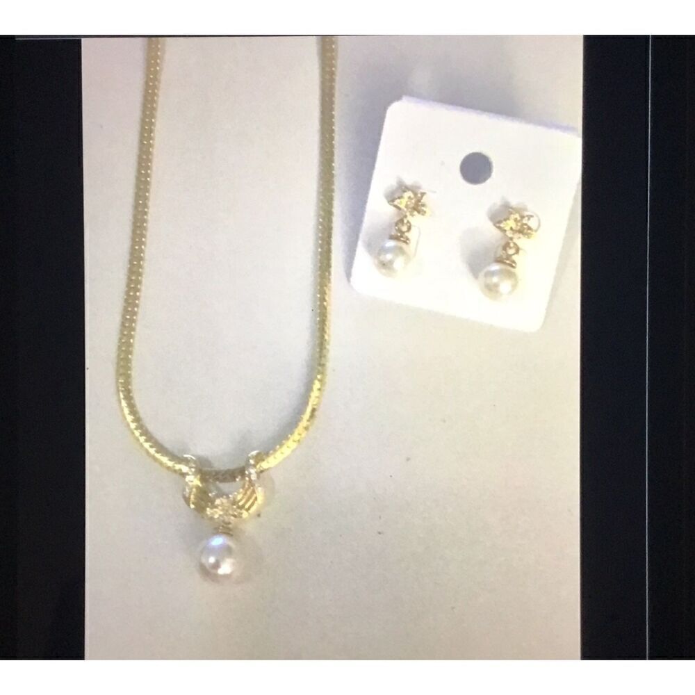 Gorgeous Pearl & Crystal Necklace/Earring Set